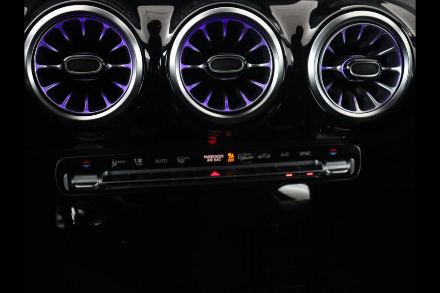 Mercedes-Benz A-Klasse 200 AMG | Panoramadak | Trekhaak | Carplay | Adaptive cruise | Stoelverwarming | Camera | Leder/Alcantara | Navigatie | Full LED | Sfeerverlichting | Park Assist