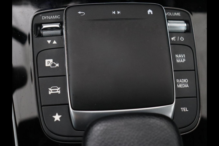 Mercedes-Benz A-Klasse 200 AMG | Panoramadak | Trekhaak | Carplay | Adaptive cruise | Stoelverwarming | Camera | Leder/Alcantara | Navigatie | Full LED | Sfeerverlichting | Park Assist