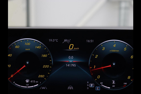 Mercedes-Benz A-Klasse 200 AMG | Panoramadak | Trekhaak | Carplay | Adaptive cruise | Stoelverwarming | Camera | Leder/Alcantara | Navigatie | Full LED | Sfeerverlichting | Park Assist