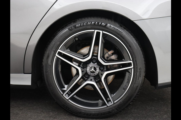 Mercedes-Benz A-Klasse 200 AMG | Panoramadak | Trekhaak | Carplay | Adaptive cruise | Stoelverwarming | Camera | Leder/Alcantara | Navigatie | Full LED | Sfeerverlichting | Park Assist