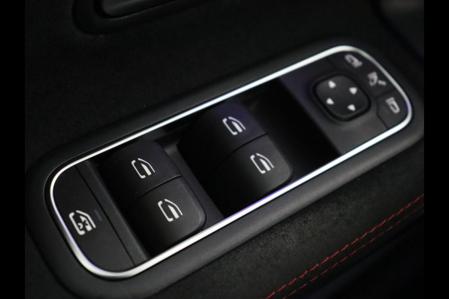 Mercedes-Benz A-Klasse 200 AMG | Panoramadak | Trekhaak | Carplay | Adaptive cruise | Stoelverwarming | Camera | Leder/Alcantara | Navigatie | Full LED | Sfeerverlichting | Park Assist