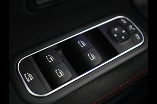 Mercedes-Benz A-Klasse 200 AMG | Panoramadak | Trekhaak | Carplay | Adaptive cruise | Stoelverwarming | Camera | Leder/Alcantara | Navigatie | Full LED | Sfeerverlichting | Park Assist