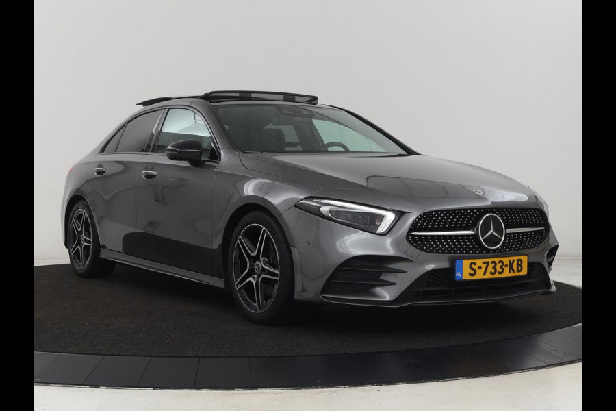 Mercedes-Benz A-Klasse 200 AMG | Panoramadak | Trekhaak | Carplay | Adaptive cruise | Stoelverwarming | Camera | Leder/Alcantara | Navigatie | Full LED | Sfeerverlichting | Park Assist