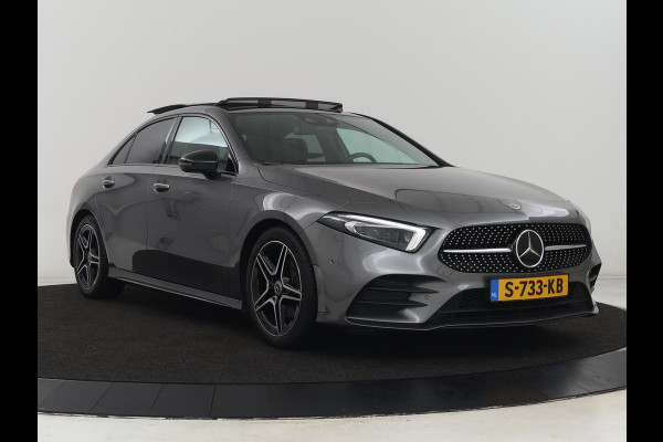 Mercedes-Benz A-Klasse 200 AMG | Panoramadak | Trekhaak | Carplay | Adaptive cruise | Stoelverwarming | Camera | Leder/Alcantara | Navigatie | Full LED | Sfeerverlichting | Park Assist