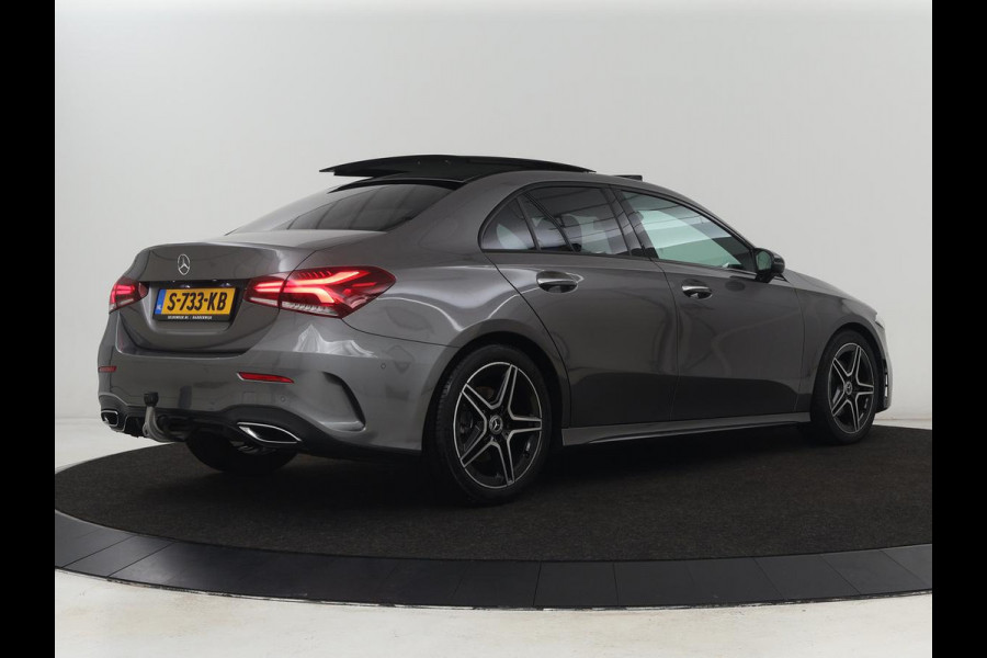 Mercedes-Benz A-Klasse 200 AMG | Panoramadak | Trekhaak | Carplay | Adaptive cruise | Stoelverwarming | Camera | Leder/Alcantara | Navigatie | Full LED | Sfeerverlichting | Park Assist