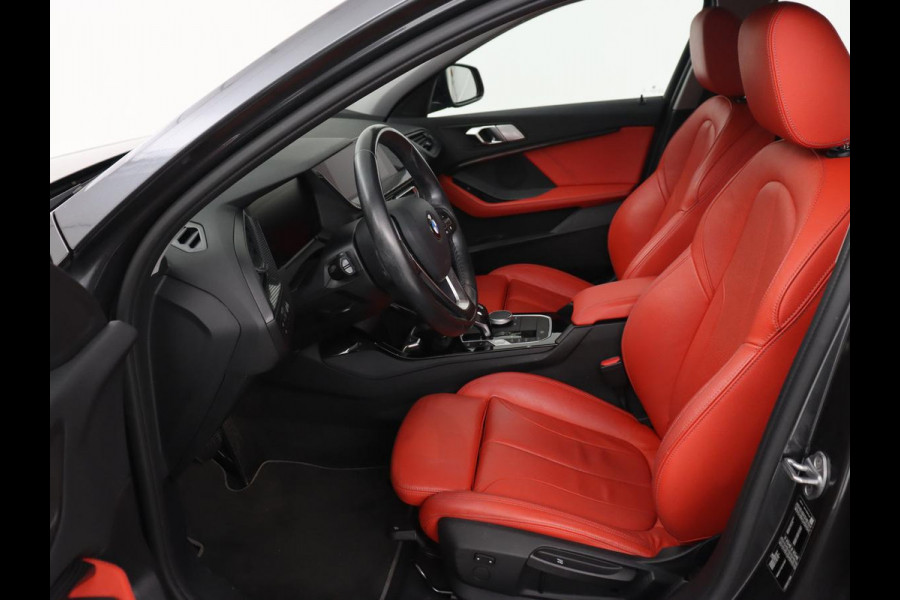 BMW 1-serie 116d High Executive | Sport Line | Leder | Stoelverwarming | Carplay | Sportstoelen | Navigatie | Parkeerhulp | Live Cockpit | Climate control | Full LED | Cruise control BMW 1-serie 116d High Executive | Sport Line | Leder | Stoelverwarming | Carplay | Sportstoelen | Navigatie | Parkeerhulp | Live Cockpit | Climate control | Full LED | Cruise control