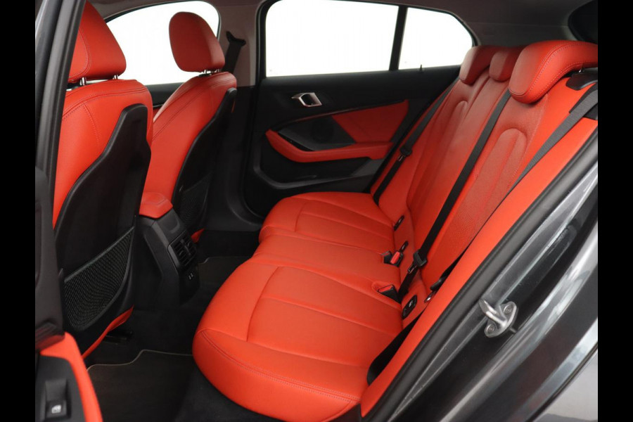 BMW 1-serie 116d High Executive | Sport Line | Leder | Stoelverwarming | Carplay | Sportstoelen | Navigatie | Parkeerhulp | Live Cockpit | Climate control | Full LED | Cruise control BMW 1-serie 116d High Executive | Sport Line | Leder | Stoelverwarming | Carplay | Sportstoelen | Navigatie | Parkeerhulp | Live Cockpit | Climate control | Full LED | Cruise control