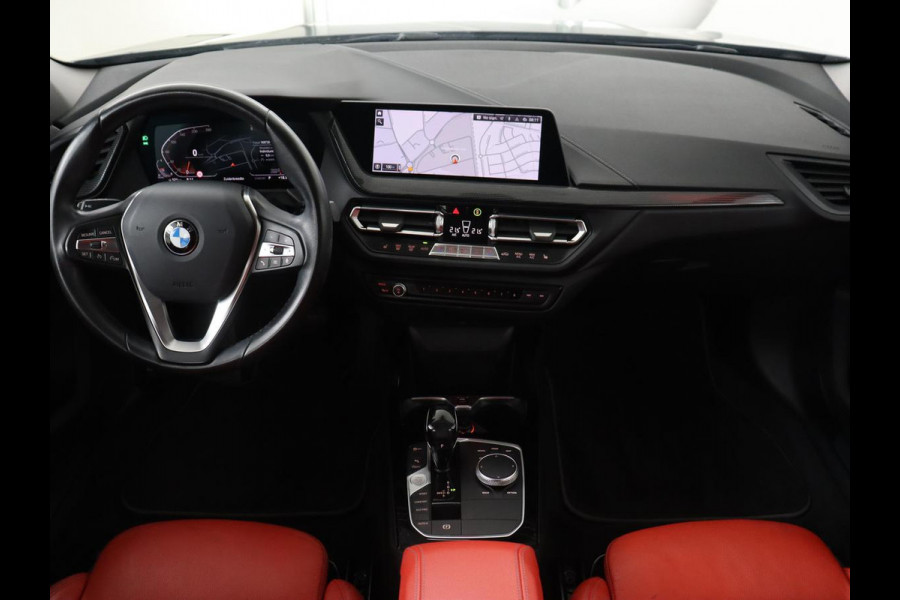 BMW 1-serie 116d High Executive | Sport Line | Leder | Stoelverwarming | Carplay | Sportstoelen | Navigatie | Parkeerhulp | Live Cockpit | Climate control | Full LED | Cruise control BMW 1-serie 116d High Executive | Sport Line | Leder | Stoelverwarming | Carplay | Sportstoelen | Navigatie | Parkeerhulp | Live Cockpit | Climate control | Full LED | Cruise control
