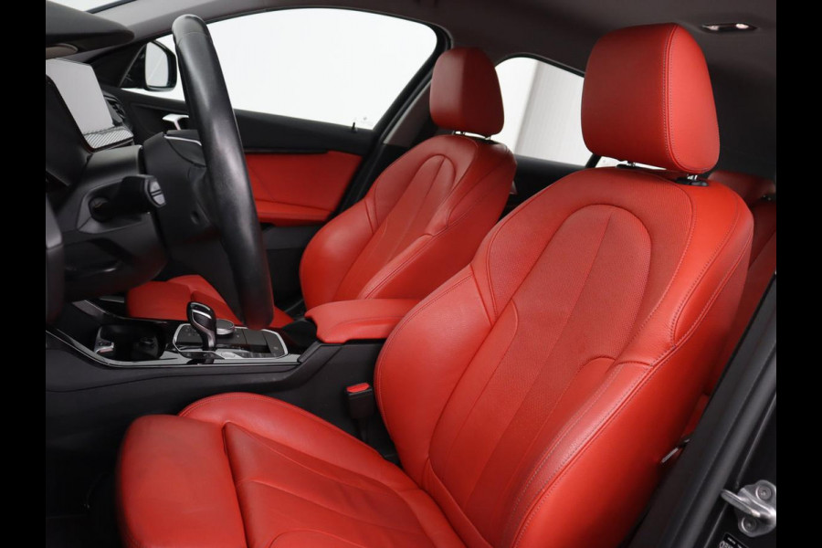 BMW 1-serie 116d High Executive | Sport Line | Leder | Stoelverwarming | Carplay | Sportstoelen | Navigatie | Parkeerhulp | Live Cockpit | Climate control | Full LED | Cruise control BMW 1-serie 116d High Executive | Sport Line | Leder | Stoelverwarming | Carplay | Sportstoelen | Navigatie | Parkeerhulp | Live Cockpit | Climate control | Full LED | Cruise control
