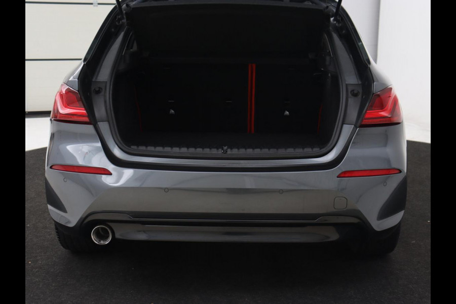 BMW 1-serie 116d High Executive | Sport Line | Leder | Stoelverwarming | Carplay | Sportstoelen | Navigatie | Parkeerhulp | Live Cockpit | Climate control | Full LED | Cruise control BMW 1-serie 116d High Executive | Sport Line | Leder | Stoelverwarming | Carplay | Sportstoelen | Navigatie | Parkeerhulp | Live Cockpit | Climate control | Full LED | Cruise control