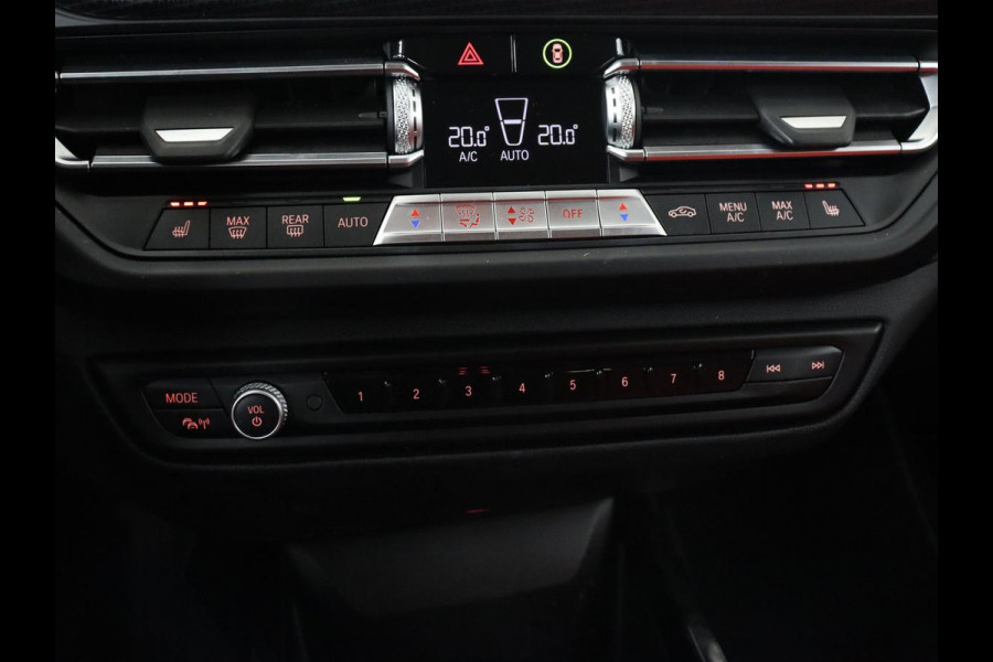 BMW 1-serie 116d High Executive | Sport Line | Leder | Stoelverwarming | Carplay | Sportstoelen | Navigatie | Parkeerhulp | Live Cockpit | Climate control | Full LED | Cruise control BMW 1-serie 116d High Executive | Sport Line | Leder | Stoelverwarming | Carplay | Sportstoelen | Navigatie | Parkeerhulp | Live Cockpit | Climate control | Full LED | Cruise control