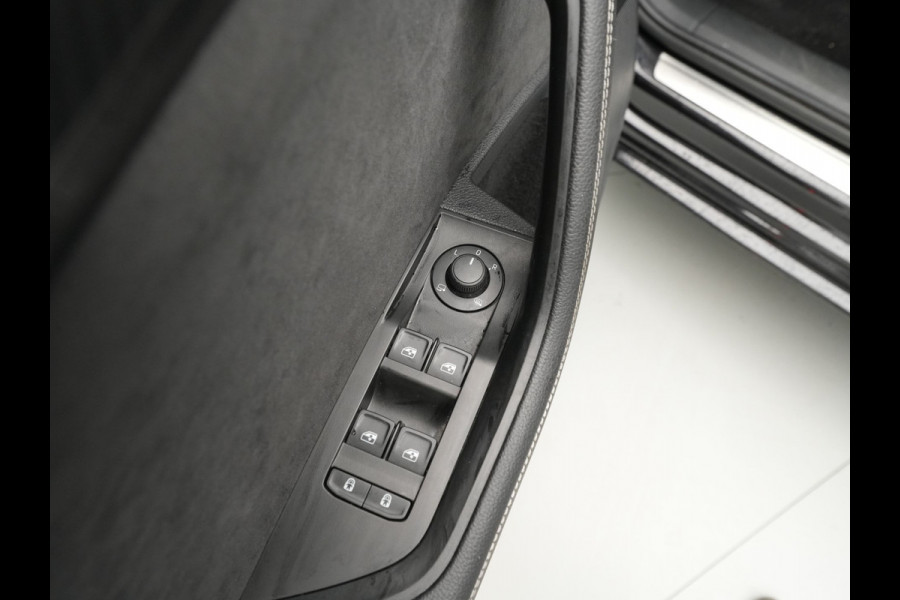 Škoda Superb Combi 1.4 TSI iV 204pk Sportline Business Panorama Trekhaak Navigatie Dode hoek ass. 86 Škoda Superb Combi 1.4 TSI iV 204pk Sportline Business Panorama Trekhaak Navigatie Dode hoek ass. 86