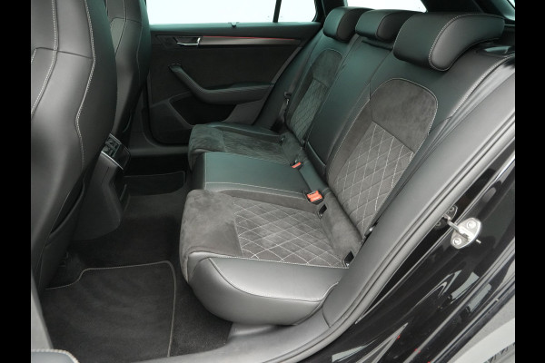 Škoda Superb Combi 1.4 TSI iV 204pk Sportline Business Panorama Trekhaak Navigatie Dode hoek ass. 86 Škoda Superb Combi 1.4 TSI iV 204pk Sportline Business Panorama Trekhaak Navigatie Dode hoek ass. 86