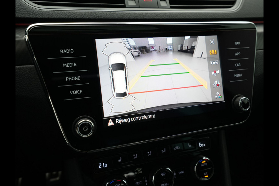 Škoda Superb Combi 1.4 TSI iV 204pk Sportline Business Panorama Trekhaak Navigatie Dode hoek ass. 86 Škoda Superb Combi 1.4 TSI iV 204pk Sportline Business Panorama Trekhaak Navigatie Dode hoek ass. 86