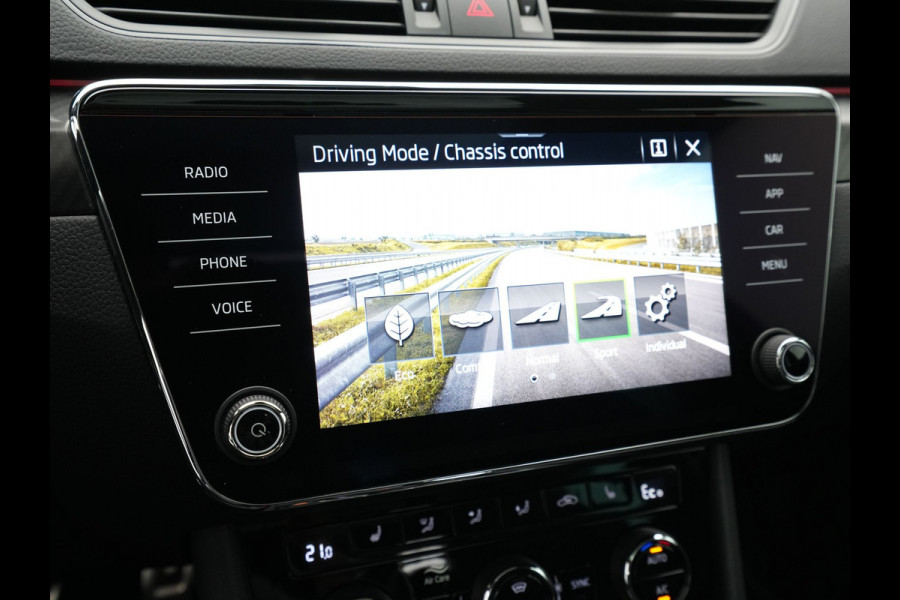 Škoda Superb Combi 1.4 TSI iV 204pk Sportline Business Panorama Trekhaak Navigatie Dode hoek ass. 86 Škoda Superb Combi 1.4 TSI iV 204pk Sportline Business Panorama Trekhaak Navigatie Dode hoek ass. 86