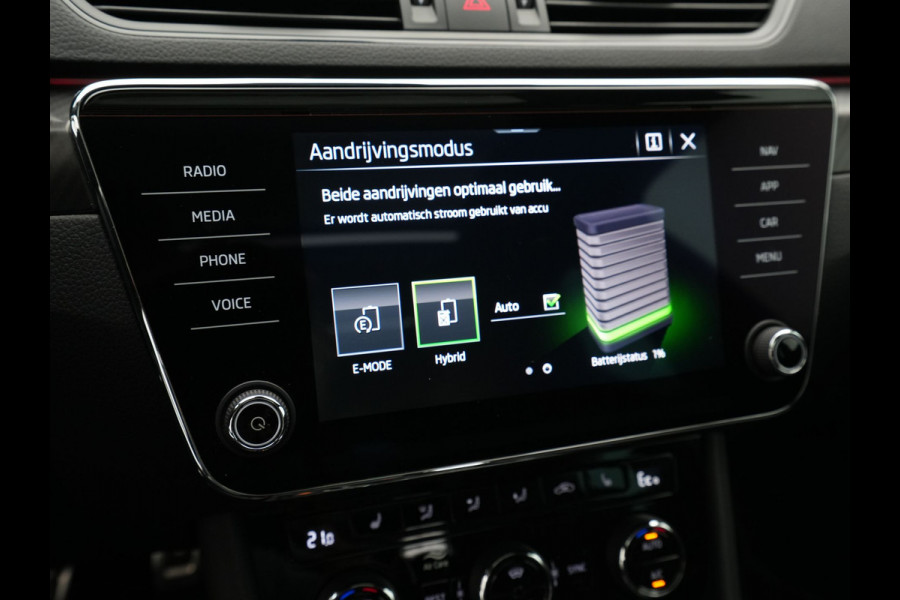 Škoda Superb Combi 1.4 TSI iV 204pk Sportline Business Panorama Trekhaak Navigatie Dode hoek ass. 86 Škoda Superb Combi 1.4 TSI iV 204pk Sportline Business Panorama Trekhaak Navigatie Dode hoek ass. 86