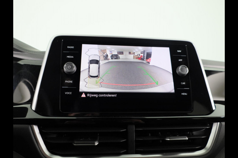 Volkswagen T-Roc 1.5 TSI R-Line 150 pk Automaat (DSG) | Private lease vanaf € 591,- pm | Verlengde garantie | Navigatie via App | Parkeersensoren (Park assist) | Achteruitrijcamera | Keyless | R-Line |