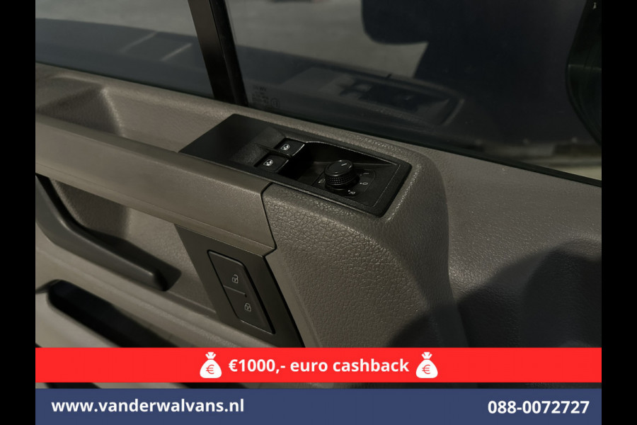 Volkswagen Crafter 2.0 TDI 141pk L3H3 L2H2 Euro6 Airco | Camera | Apple Carplay | Cruisecontrol Android Auto, Parkeersensoren, Bijrijdersbank, 3000kg Trekvermogen, zilver