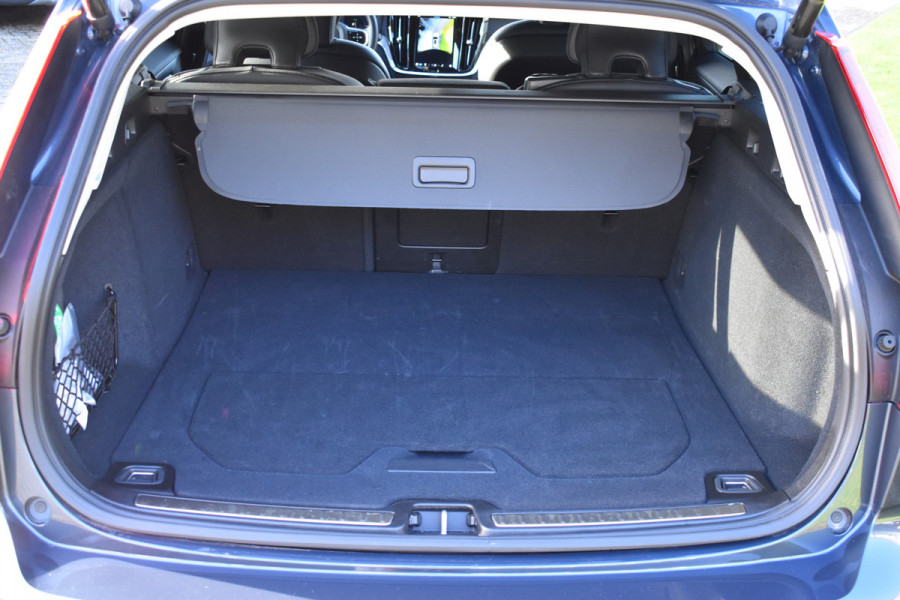 Volvo V60 T6 350PK Plug-in hybrid AWD Plus Dark | 360 Camera | H&K | Blis | ACC | Stoelverwarming | Leder Volvo V60 T6 350PK Plug-in hybrid AWD Plus Dark | 360 Camera | H&K | Blis | ACC | Stoelverwarming | Leder