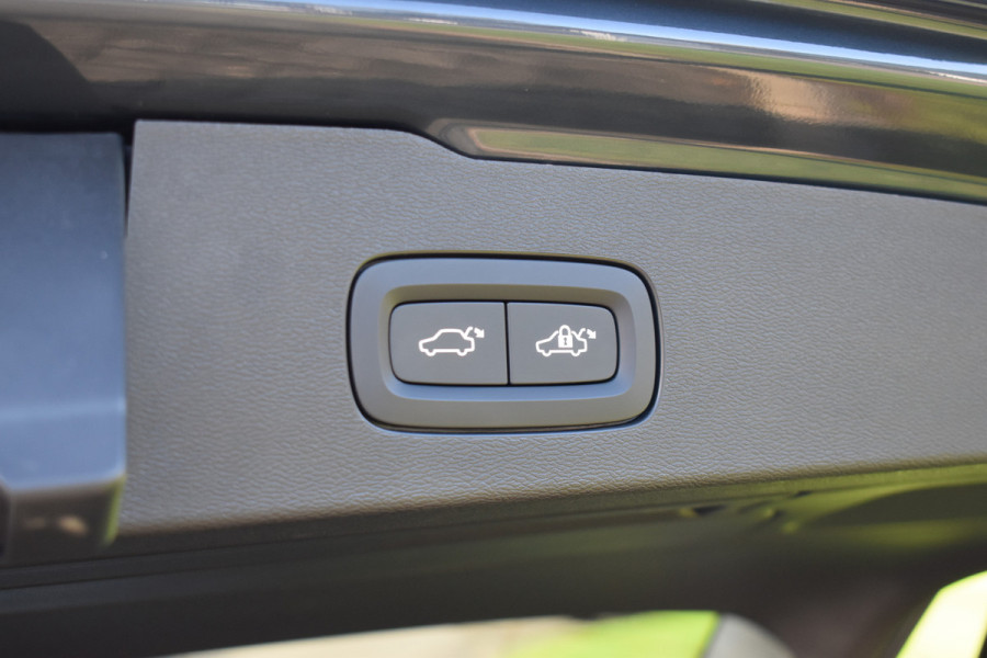 Volvo V60 T6 350PK Plug-in hybrid AWD Plus Dark | 360 Camera | H&K | Blis | ACC | Stoelverwarming | Leder Volvo V60 T6 350PK Plug-in hybrid AWD Plus Dark | 360 Camera | H&K | Blis | ACC | Stoelverwarming | Leder