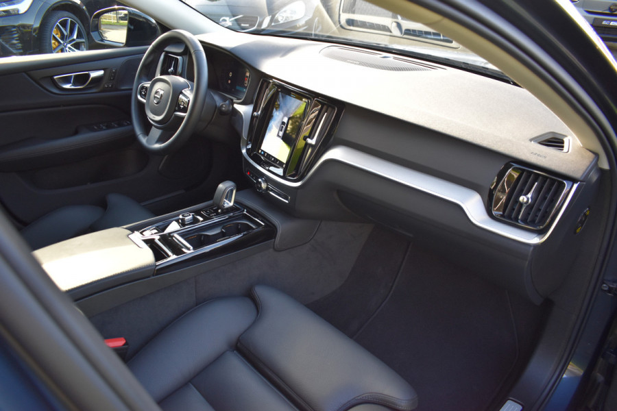 Volvo V60 T6 350PK Plug-in hybrid AWD Plus Dark | 360 Camera | H&K | Blis | ACC | Stoelverwarming | Leder Volvo V60 T6 350PK Plug-in hybrid AWD Plus Dark | 360 Camera | H&K | Blis | ACC | Stoelverwarming | Leder