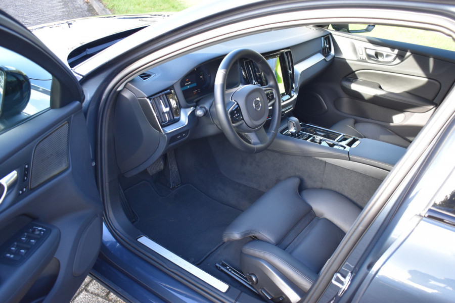 Volvo V60 T6 350PK Plug-in hybrid AWD Plus Dark | 360 Camera | H&K | Blis | ACC | Stoelverwarming | Leder Volvo V60 T6 350PK Plug-in hybrid AWD Plus Dark | 360 Camera | H&K | Blis | ACC | Stoelverwarming | Leder