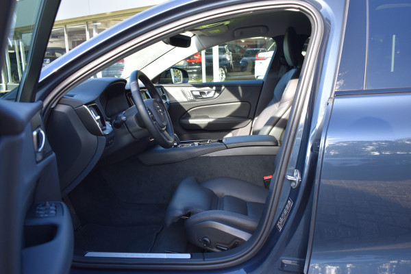 Volvo V60 T6 350PK Plug-in hybrid AWD Plus Dark | 360 Camera | H&K | Blis | ACC | Stoelverwarming | Leder Volvo V60 T6 350PK Plug-in hybrid AWD Plus Dark | 360 Camera | H&K | Blis | ACC | Stoelverwarming | Leder