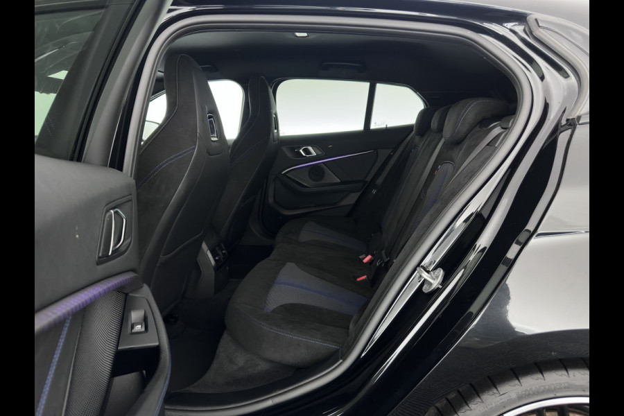 BMW 1-serie M135i xDrive M-Sportpack High Executive Aut. *ALCANTARA-MICROFIBRE | FULL-LED | HEATED-SPORTSEATS | SHIFT-PADDLES | DIGI-COCKPIT | HEAD-UP | NAVI-FULLMAP | DAB+ | PRIVACY-GLASS | AMBIENT-LIGHT | CARBON-INLAY | CARPLAY | 19''ALU* BMW 1-serie M135i xDrive M-Sportpack High Executive Aut. *ALCANTARA-MICROFIBRE | FULL-LED | HEATED-SPORTSEATS | SHIFT-PADDLES | DIGI-COCKPIT | HEAD-UP | NAVI-FULLMAP | DAB+ | PRIVACY-GLASS | AMBIENT-LIGHT | CARBON-INLAY | CARPLAY | 19''ALU*