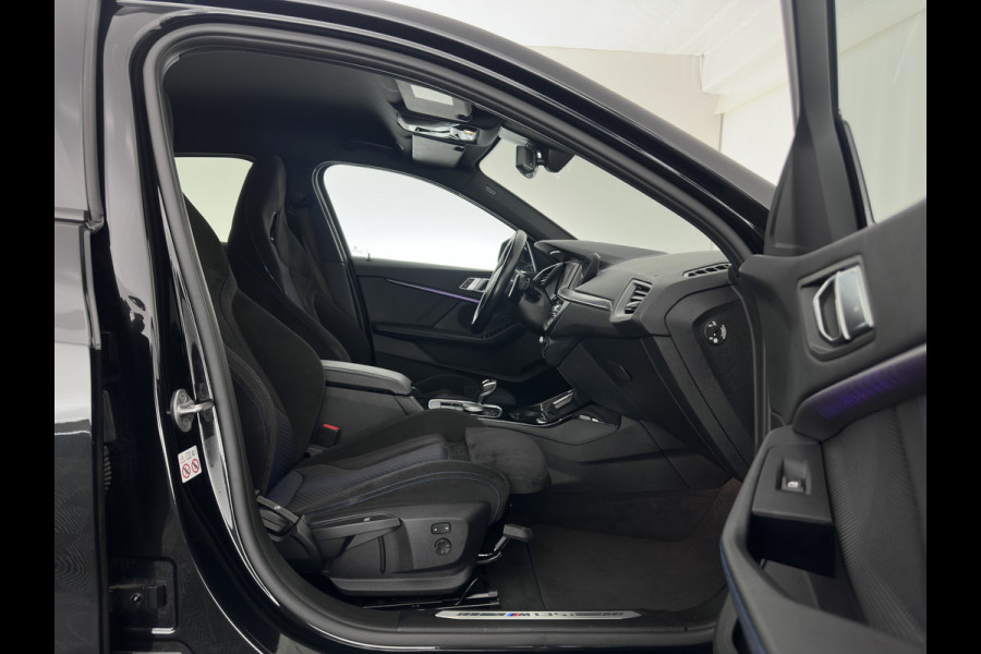 BMW 1-serie M135i xDrive M-Sportpack High Executive Aut. *ALCANTARA-MICROFIBRE | FULL-LED | HEATED-SPORTSEATS | SHIFT-PADDLES | DIGI-COCKPIT | HEAD-UP | NAVI-FULLMAP | DAB+ | PRIVACY-GLASS | AMBIENT-LIGHT | CARBON-INLAY | CARPLAY | 19''ALU* BMW 1-serie M135i xDrive M-Sportpack High Executive Aut. *ALCANTARA-MICROFIBRE | FULL-LED | HEATED-SPORTSEATS | SHIFT-PADDLES | DIGI-COCKPIT | HEAD-UP | NAVI-FULLMAP | DAB+ | PRIVACY-GLASS | AMBIENT-LIGHT | CARBON-INLAY | CARPLAY | 19''ALU*