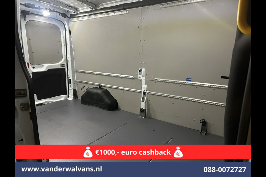 Ford Transit 2.0 TDCI 131pk L3H2 Euro6 Airco | Navigatie | Camera | Cruisecontrol | Apple Carplay | Stoelverwarming Android Auto, verwarmde voorruit, Parkeersensoren, Bijrijdersbank