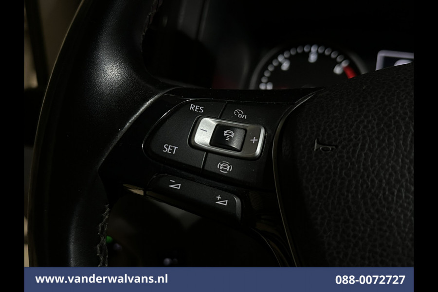 Volkswagen Crafter 2.0 TDI 140pk L3H3 L2H2 Euro6 Airco | 3000kg Trekhaak | Camera | Leder stuurwiel adaptieve cruisecontrol, stuurwielverwarming, chauffeursstoel, apple carplay, android auto