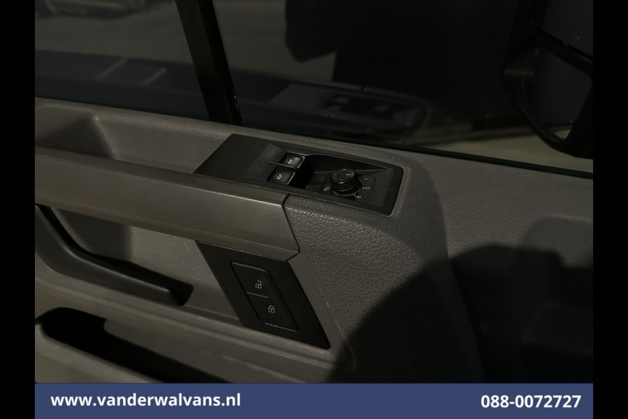 Volkswagen Crafter 2.0 TDI 140pk L3H3 L2H2 Euro6 Airco | 3000kg Trekhaak | Camera | Leder stuurwiel adaptieve cruisecontrol, stuurwielverwarming, chauffeursstoel, apple carplay, android auto