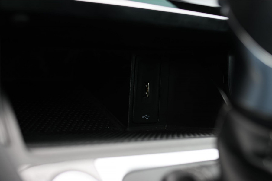 Volkswagen Golf 2.0 TSI 4Motion R *Pano*Dynaudio*Keyless*1e eigenaar* Volkswagen Golf 2.0 TSI 4Motion R *Pano*Dynaudio*Keyless*1e eigenaar*