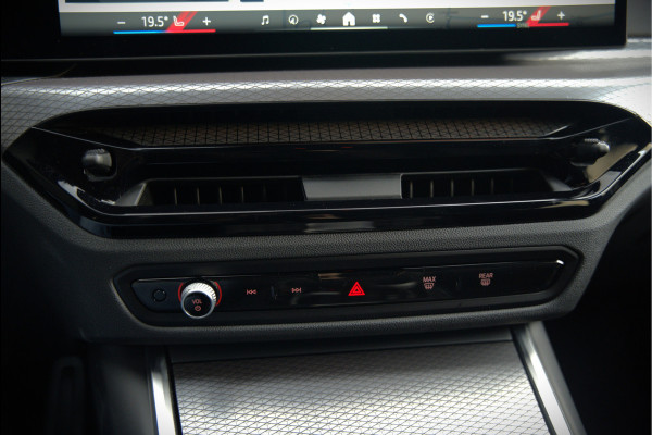 BMW 3 Serie Touring 330i xDrive High Excecutive M Sport | M Performance | Stoelverwarming | Camera | Navigatie | Parkeersensoren | Apple Carplay | Keyless | HIFI | Adaptive Cruise Control | DAB | LED | BTW | Fabrieksgarantie