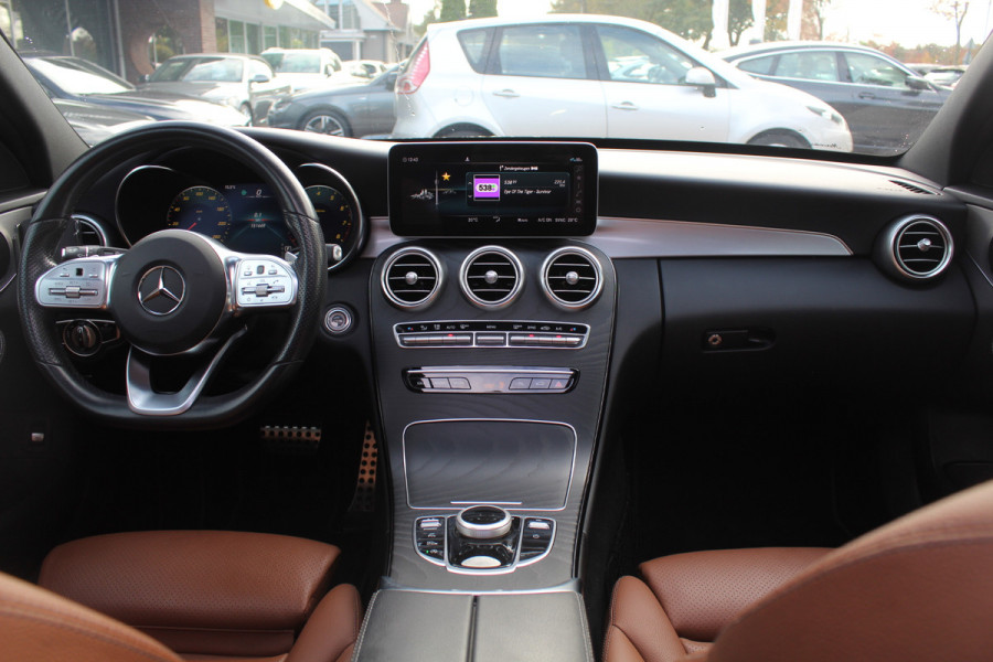Mercedes-Benz C-Klasse Estate 180 Business Solution AMG / Panoramadak / Camera / Leder / Navigatie / 18'' / DAB / Stoelverwarming / Cruise Control Mercedes-Benz C-Klasse Estate 180 Business Solution AMG / Panoramadak / Camera / Leder / Navigatie / 18'' / DAB / Stoelverwarming / Cruise Control