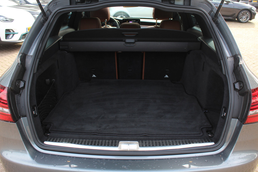 Mercedes-Benz C-Klasse Estate 180 Business Solution AMG / Panoramadak / Camera / Leder / Navigatie / 18'' / DAB / Stoelverwarming / Cruise Control Mercedes-Benz C-Klasse Estate 180 Business Solution AMG / Panoramadak / Camera / Leder / Navigatie / 18'' / DAB / Stoelverwarming / Cruise Control