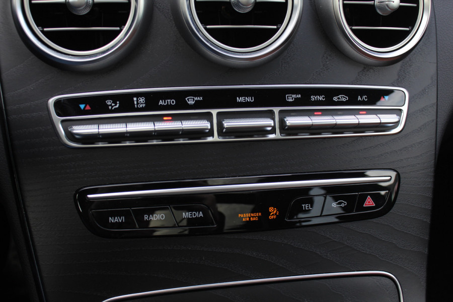 Mercedes-Benz C-Klasse Estate 180 Business Solution AMG / Panoramadak / Camera / Leder / Navigatie / 18'' / DAB / Stoelverwarming / Cruise Control Mercedes-Benz C-Klasse Estate 180 Business Solution AMG / Panoramadak / Camera / Leder / Navigatie / 18'' / DAB / Stoelverwarming / Cruise Control