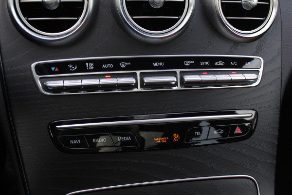 Mercedes-Benz C-Klasse Estate 180 Business Solution AMG / Panoramadak / Camera / Leder / Navigatie / 18'' / DAB / Stoelverwarming / Cruise Control Mercedes-Benz C-Klasse Estate 180 Business Solution AMG / Panoramadak / Camera / Leder / Navigatie / 18'' / DAB / Stoelverwarming / Cruise Control