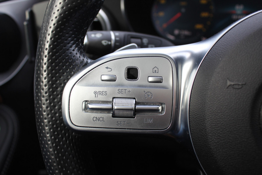 Mercedes-Benz C-Klasse Estate 180 Business Solution AMG / Panoramadak / Camera / Leder / Navigatie / 18'' / DAB / Stoelverwarming / Cruise Control Mercedes-Benz C-Klasse Estate 180 Business Solution AMG / Panoramadak / Camera / Leder / Navigatie / 18'' / DAB / Stoelverwarming / Cruise Control