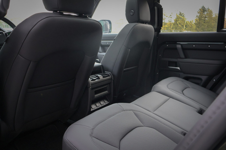 Land Rover Defender 110 P300e 110 X-Dynamic SE ADAPTIVE CRUISE | 360 CAMERA | PANORAMADAK | VOORRUITVERWARMING | MERIDIAN | ELEKTRISCHE STOELEN | STUURVERWARMING | Land Rover Defender 110 P300e 110 X-Dynamic SE ADAPTIVE CRUISE | 360 CAMERA | PANORAMADAK | VOORRUITVERWARMING | MERIDIAN | ELEKTRISCHE STOELEN | STUURVERWARMING |