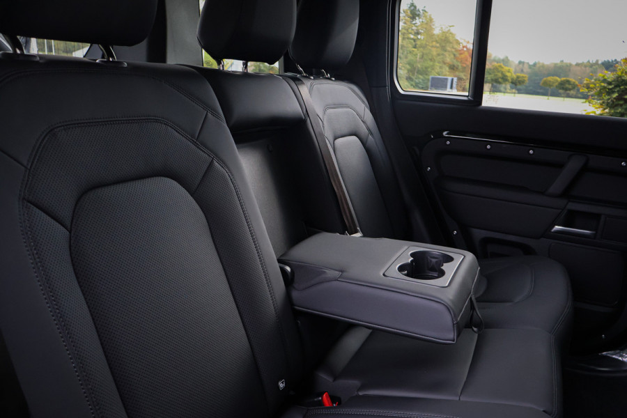 Land Rover Defender 110 P300e 110 X-Dynamic SE ADAPTIVE CRUISE | 360 CAMERA | PANORAMADAK | VOORRUITVERWARMING | MERIDIAN | ELEKTRISCHE STOELEN | STUURVERWARMING | Land Rover Defender 110 P300e 110 X-Dynamic SE ADAPTIVE CRUISE | 360 CAMERA | PANORAMADAK | VOORRUITVERWARMING | MERIDIAN | ELEKTRISCHE STOELEN | STUURVERWARMING |