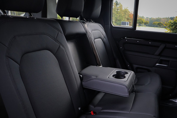 Land Rover Defender 110 P300e 110 X-Dynamic SE ADAPTIVE CRUISE | 360 CAMERA | PANORAMADAK | VOORRUITVERWARMING | MERIDIAN | ELEKTRISCHE STOELEN | STUURVERWARMING | Land Rover Defender 110 P300e 110 X-Dynamic SE ADAPTIVE CRUISE | 360 CAMERA | PANORAMADAK | VOORRUITVERWARMING | MERIDIAN | ELEKTRISCHE STOELEN | STUURVERWARMING |