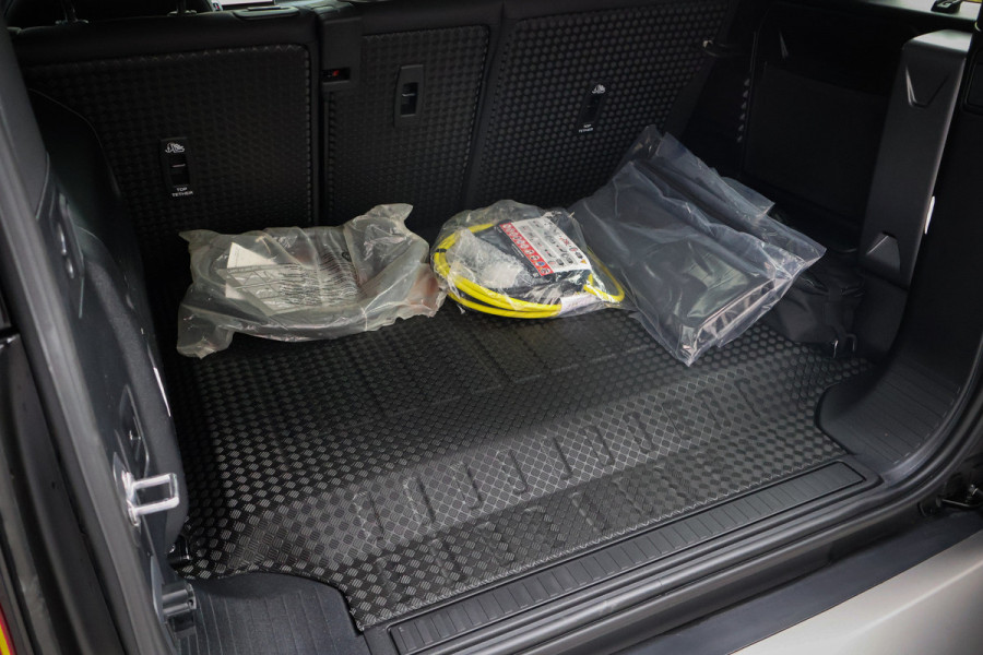 Land Rover Defender 110 P300e 110 X-Dynamic SE | ADAPTIVE CRUISE | 360 CAMERA | PANORAMADAK | VOORRUITVERWARMING | MERIDIAN | ELEKTRISCHE STOELEN |  NEW