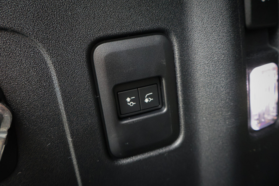 Land Rover Defender 110 P300e 110 X-Dynamic SE | ADAPTIVE CRUISE | 360 CAMERA | PANORAMADAK | VOORRUITVERWARMING | MERIDIAN | ELEKTRISCHE STOELEN |  NEW