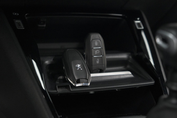 Peugeot 2008 PureTech 130 GT-Line | Camera | Adaptieve Cruise Control | Allseason Banden | Navigatie Peugeot 2008 PureTech 130 GT-Line | Camera | Adaptieve Cruise Control | Allseason Banden | Navigatie