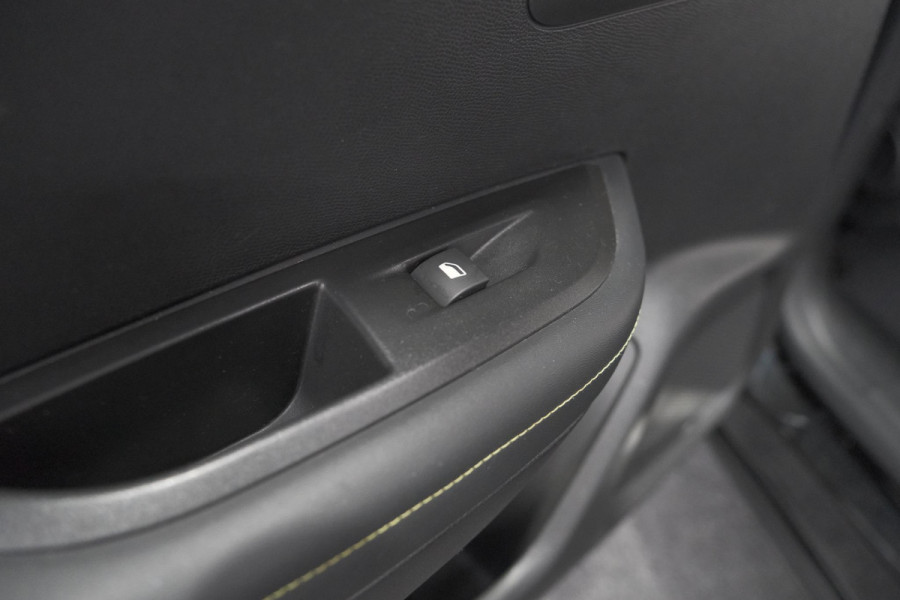 Peugeot 2008 PureTech 130 GT-Line | Camera | Adaptieve Cruise Control | Allseason Banden | Navigatie Peugeot 2008 PureTech 130 GT-Line | Camera | Adaptieve Cruise Control | Allseason Banden | Navigatie