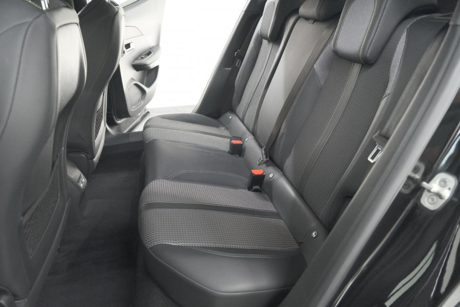 Peugeot 2008 PureTech 130 GT-Line | Camera | Adaptieve Cruise Control | Allseason Banden | Navigatie Peugeot 2008 PureTech 130 GT-Line | Camera | Adaptieve Cruise Control | Allseason Banden | Navigatie