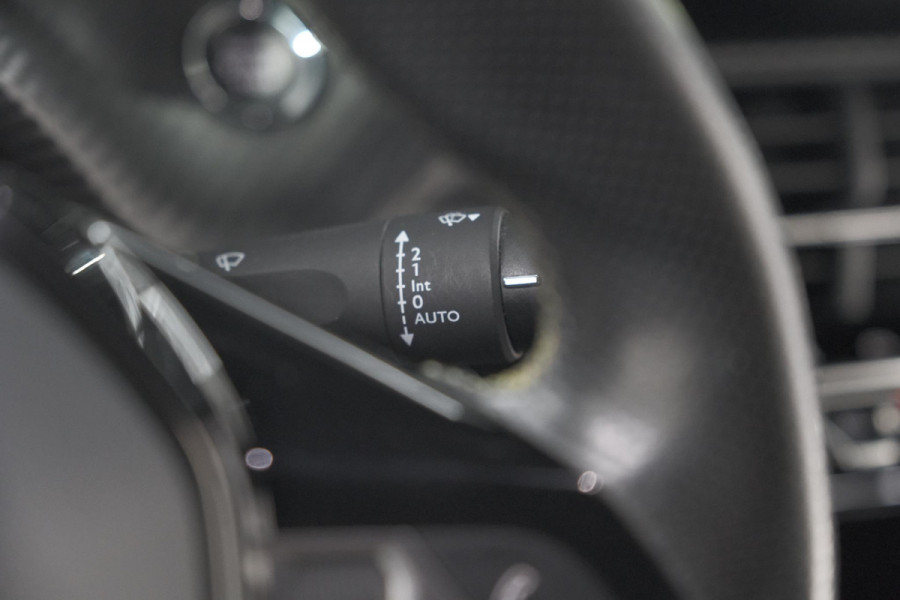 Peugeot 2008 PureTech 130 GT-Line | Camera | Adaptieve Cruise Control | Allseason Banden | Navigatie Peugeot 2008 PureTech 130 GT-Line | Camera | Adaptieve Cruise Control | Allseason Banden | Navigatie