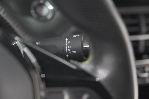 Peugeot 2008 PureTech 130 GT-Line | Camera | Adaptieve Cruise Control | Allseason Banden | Navigatie Peugeot 2008 PureTech 130 GT-Line | Camera | Adaptieve Cruise Control | Allseason Banden | Navigatie