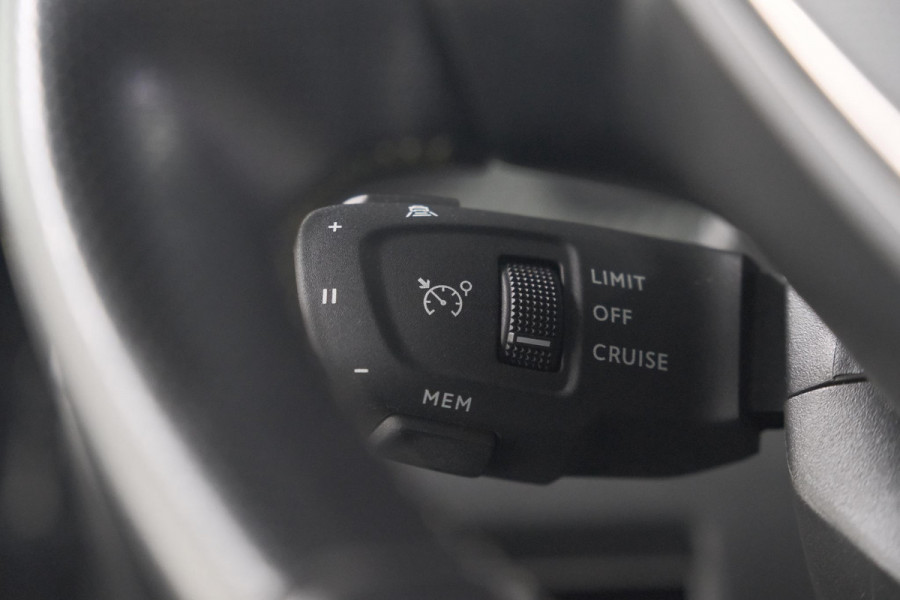 Peugeot 2008 PureTech 130 GT-Line | Camera | Adaptieve Cruise Control | Allseason Banden | Navigatie Peugeot 2008 PureTech 130 GT-Line | Camera | Adaptieve Cruise Control | Allseason Banden | Navigatie